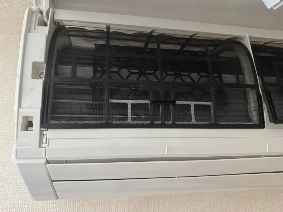 壁掛け型エアコンにEcomパネルを取り付けた状態