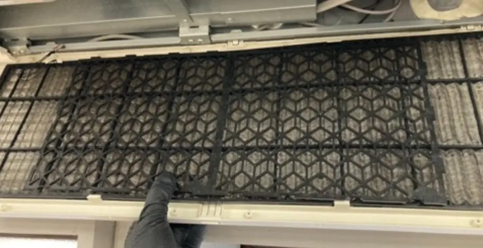 業務用空調機のフィルター上部にEcomパネルを取り付けた状態
